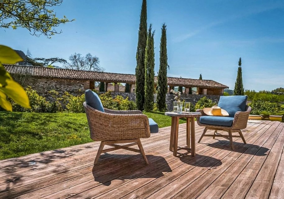 Terrasse et jardin d'un lodge